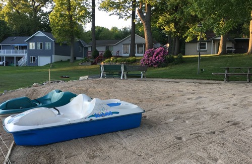 Twin Lake Cottage | Waterfront Twin Lake/Muskegon - Fall Colors - Pontoon - Kayaks - Paddle Boats