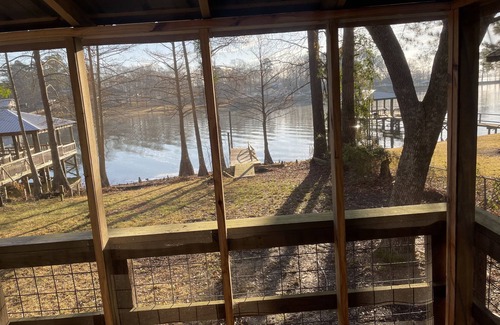 Negreet Cabin | Waterfront two bedroom cottage with ample parking
