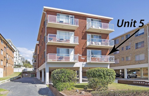 The Entrance Apartment | Waterfront Unit - Jewel Court Unit 5 - on Marine Parade