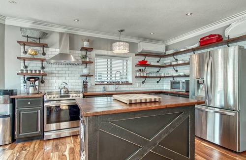 Scotch Creek House | Waterfront Vacation- FULL house with Dock and Buoy