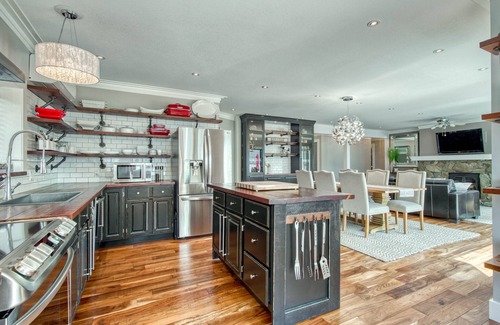Scotch Creek House | Waterfront Vacation- FULL house with Dock and Buoy