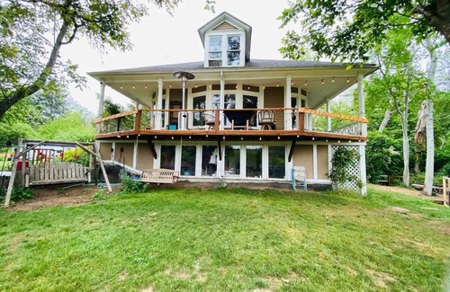 Bainbridge Island House | Waterfront very rustic Farmhouse If you like simple and big space