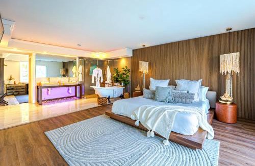 Florida North Atlantic Coast Villa | Waterfront Villa with Beach, Pool, Cinema, Game Room and Tiki