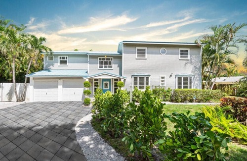 Lake Clarke Shores Villa | Waterfront Villa | Pickeball, Pool, Sauna, Cinema