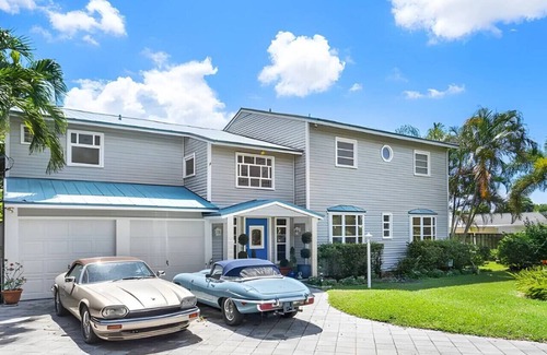 Lake Clarke Shores Villa | Waterfront Villa | Pickeball, Pool, Sauna, Cinema