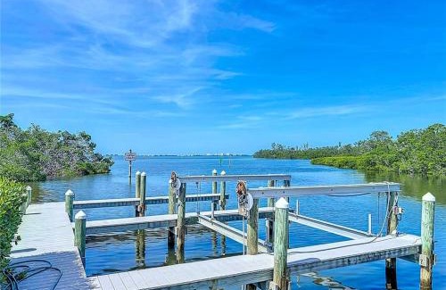 Bayshore Gardens House | Waterfront Villa 3BD 2BA Townhome Side A Bring your Boat