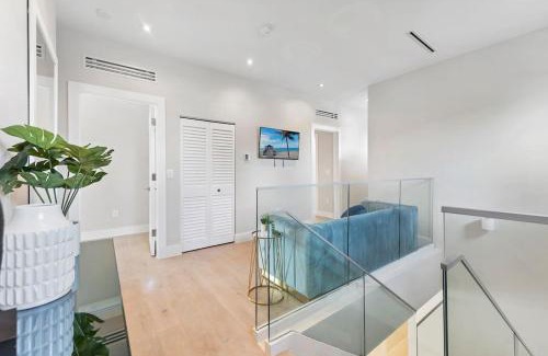 South Lake House | Waterfront Villa in Hollywood! Heated Pool and Game room