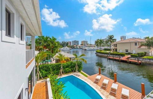 South Lake House | Waterfront Villa in Hollywood! Heated Pool and Game room