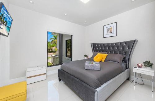 South Lake House | Waterfront Villa in Hollywood! Heated Pool and Game room