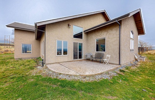 Dallesport House | Waterfront vineyard estate with private pool and incredible Gorge views