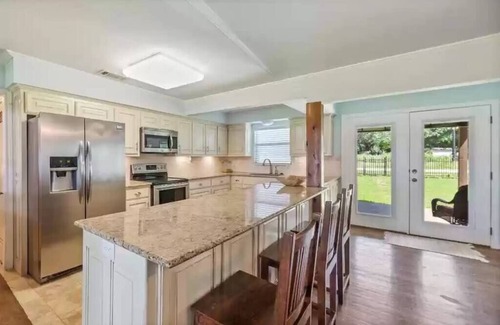 Gun Barrel City House | Waterfront, volleyball court, 2 mins to town, amazing patio, fire pit & more