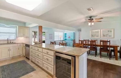 Gun Barrel City House | Waterfront, volleyball court, 2 mins to town, amazing patio, fire pit & more