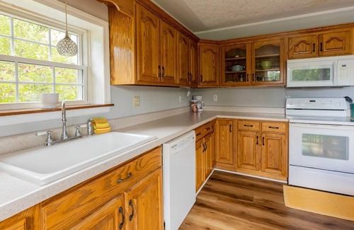 Draper Cabin | Waterfront with Great Views of Claytor! 3BS5