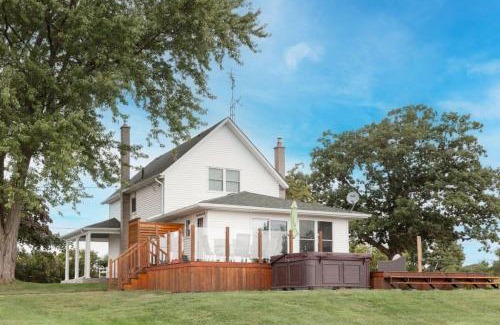 Greater Napanee House | Waterfront with Hot Tub