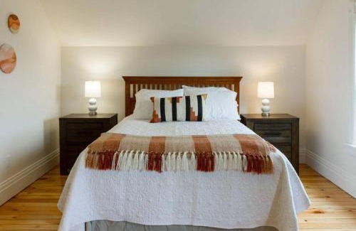 Greater Napanee House | Waterfront with Hot Tub