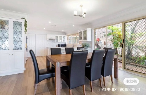 Tascott House | Waterfront With Jetty Big Holiday Home