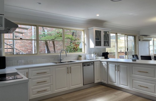 Tascott House | Waterfront With Jetty Big Holiday Home