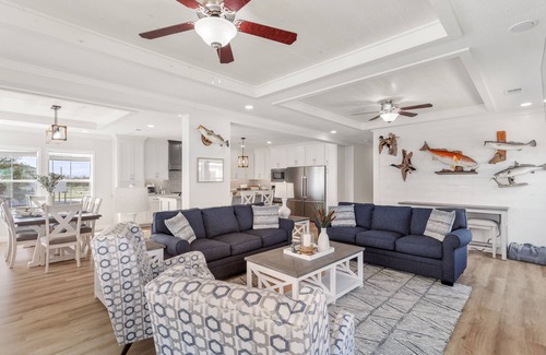 Hackberry House | Waterfront Wonderland Fishing and Pier Campn