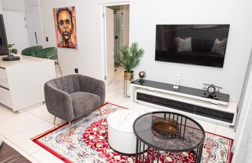 Nieuw Muckleneuk Apartment | Waterkloof on Main Sassy Modern Apartment