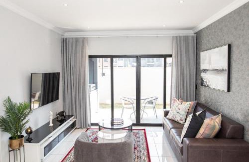 Nieuw Muckleneuk Apartment | Waterkloof on Main Sassy Modern Apartment