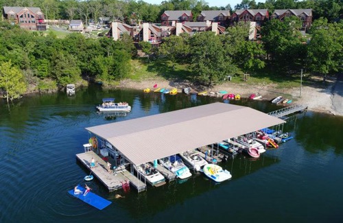 Indian Point House | WaterMill Cove Resort LUXURY 8Bed 8BA Lakefront Lodge HUGE POOL 2 miles to SDC MiniGolf