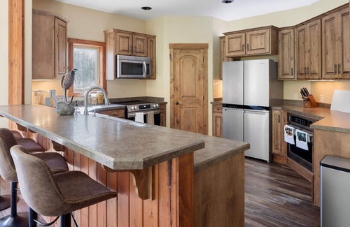 Missoula House | * * *Waters Edge Lodge* *