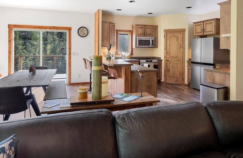 Missoula House | * * *Waters Edge Lodge* *