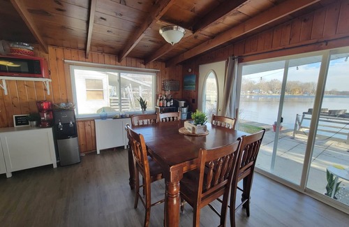 Pierceton House | Waters Edge Cottage on Big Barbee Lake!