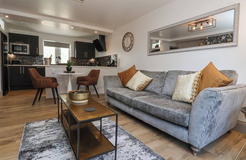 Gargrave Cottage | WATERS EDGE LOCK VIEW, pet friendly, with hot tub in Gargrave