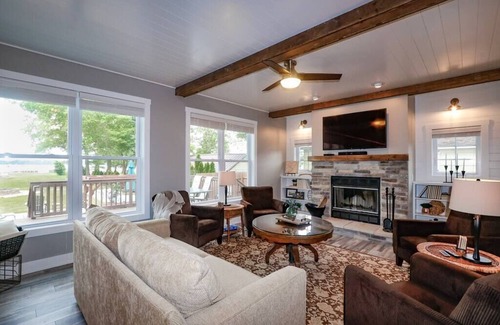Bass Lake House | Waterscape - Luxury Lake House