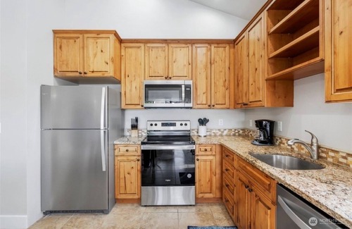Quincy Condo | Watershed Condo near Large pool/hot tub. Gorge Amp shuttle nearby book separate.