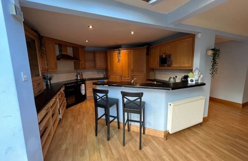 Arrochar Cottage | WATERSIDE 3 BED COTTAGE, HOT TUB, SAUNA, PVT BEACH