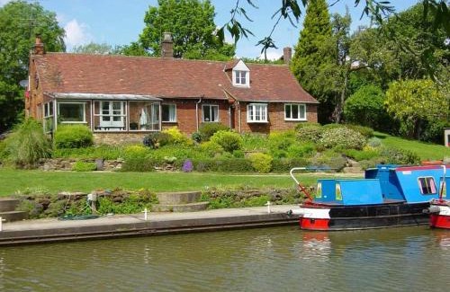 Linslade House | Waterside Cottage - Sleeps 11 on Grand Union Canal