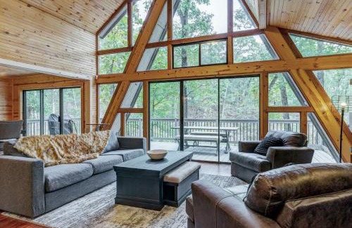 Wright City House | Waterside Cottage with Hot Tub