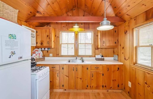 Eastham Cottage | Waterside Eastham Cottage with Quintessential Cape Cod Charmn