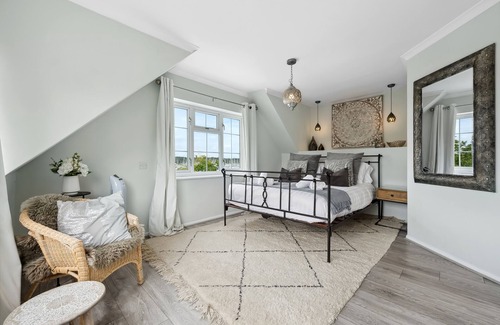 Netley House | Waterside Escape - 5 bed Villa on River Hamble