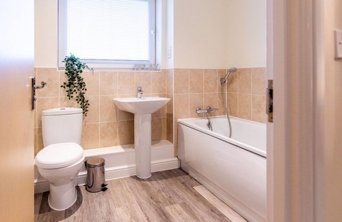Milton Keynes House | Waterside Lodge Stunning 3 Bedroom House MK