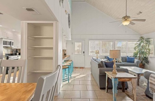 Gulf Trace House | “Waterside Wave” - Gulf Trace - Private Pool - Sleeps 14 - 100 Steps to the Gulf - EV Charger -