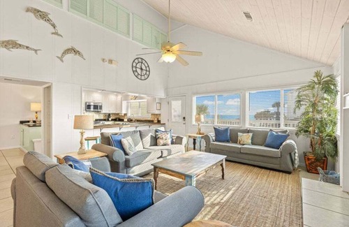 Gulf Trace House | “Waterside Wave” - Gulf Trace - Private Pool - Sleeps 14 - 100 Steps to the Gulf - EV Charger -