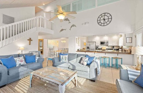 Gulf Trace House | “Waterside Wave” - Gulf Trace - Private Pool - Sleeps 14 - 100 Steps to the Gulf - EV Charger -