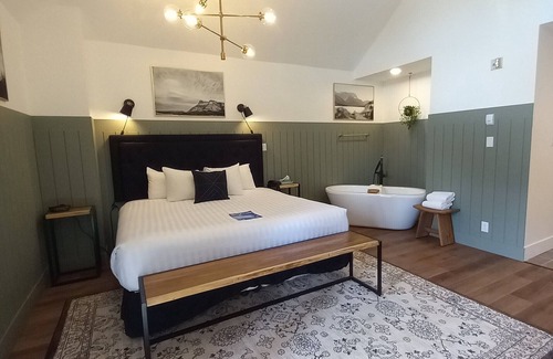 Waterton Park Hotel | Waterton Glacier Suites