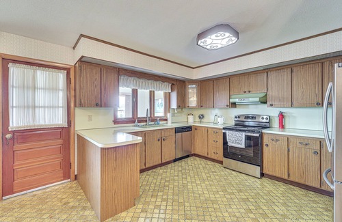 Oakville House | Watertown Home w/Yard: 1 Mi to Echo Lake Park!
