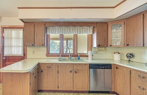 Oakville House | Watertown Home w/Yard: 1 Mi to Echo Lake Park!