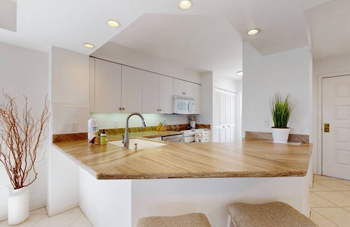 Marco Island Condo | Waterview condo with shared pool, pickleball, and WIFI
