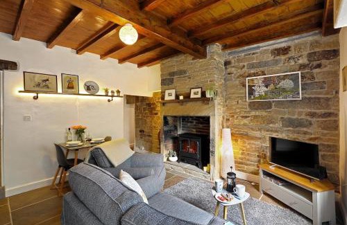 Holmfirth House | Waterview Cottage - a peaceful riverside location