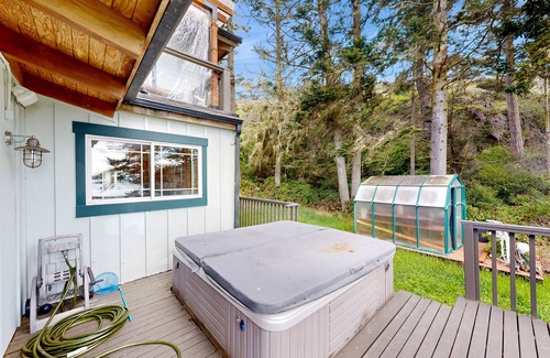 Lopez Island House | Waterview dog-friendly retreat with beach access, hot tub, and large deck