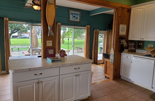 Stevensville House | Waterview Home by Kentmorr Marina, Beach Bar & Grill. Close to wedding venues.