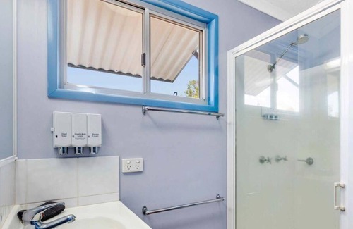 Tinaroo Villa | Waterview Villa 2BR - Fully self-contained with 1 Queen, 1 Sofa, 1 Treble