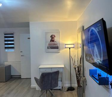 Watford Apartment | Watford Junction, King Size Bed