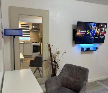Watford Apartment | Watford Junction, King Size Bed